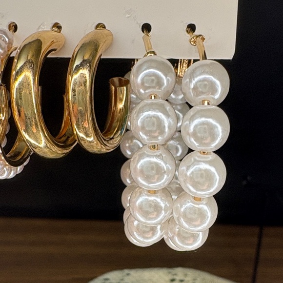 NWT Gold Tone and Pearl Butterfly Earring Set - Picture 5 of 5